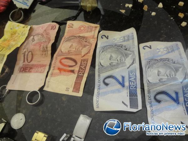 Pol&iacute;cia Militar apreende drogas e produtos de roubo no bairro Taboca.(Imagem:FlorianoNews)