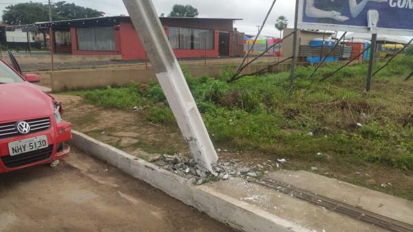Carro colide contra poste e motorista foge do local em Floriano.(Imagem:Divulga&ccedil;&atilde;o)