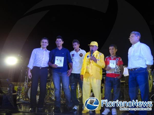 Alexsandro Freitas Rodrigues, Talisson Ramon Oliveira dos Santos e Italo Maciel Rodrigues de Santana recebendo a premia&ccedil;&atilde;o. (Imagem:FlorianoNews)