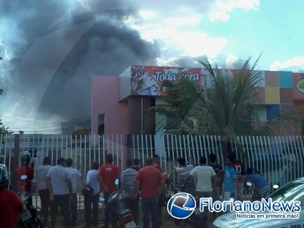 Sorveteria sofre inc&ecirc;ndio em Floriano.(Imagem:FlorianoNews)