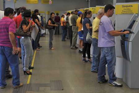 Agências bancárias abrem em horário especial nesta segunda (24)