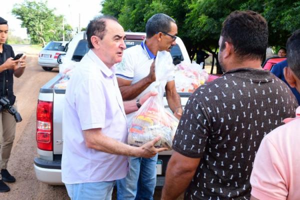 Prefeitura de Floriano inicia entrega de cestas básicas da Semana Santa