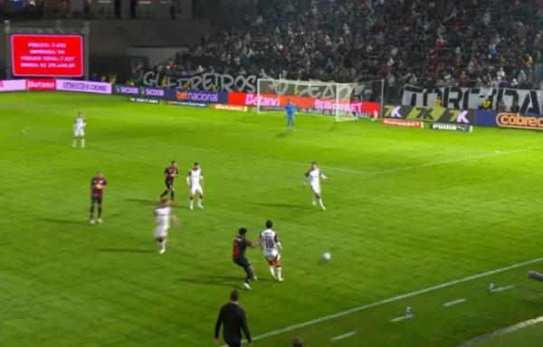 Arrascaeta se aproxima para fazer a sa&iacute;da de bola no lance que origina o gol do Flamengo.(Imagem:Reprodu&ccedil;&atilde;o)