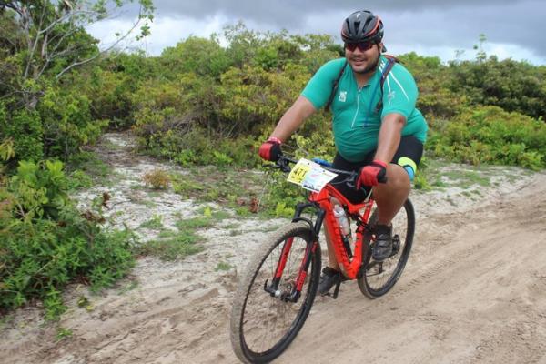 Atleta de 149kg completa prova de rali de 280km e vira mito: "Vai Bombom"