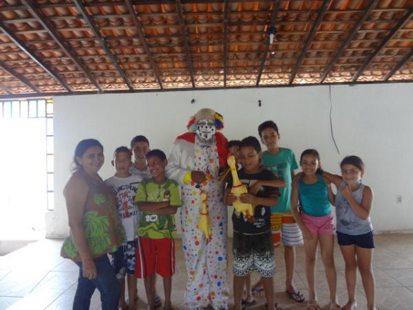 Palha&ccedil;o Carrapeta participou de atividades pelo Dia das Crian&ccedil;as em Floriano.(Imagem:FlorianoNews)
