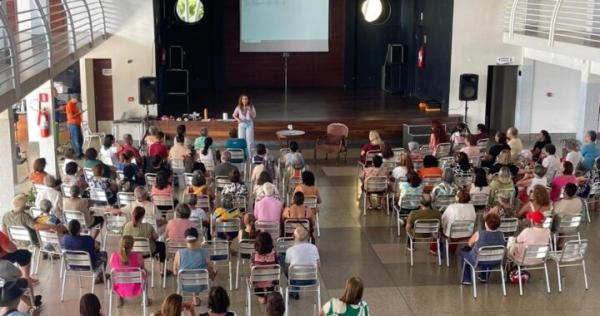 Agosto Lilás alerta sobre violência contra mulher e grupo 60+ discute sobre o tema