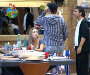 Joana diz que Thiago tentou dar um beijo na boca dela