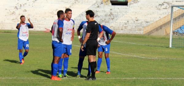 Jogadores do Piau&iacute; reclamam sobre arbitragem, situa&ccedil;&atilde;o que precisa ser evitada para Le&iacute;s.(Imagem:Ramiro Pena)