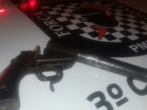 Homem é morto a golpes de faca e polícia suspeita de crime passional