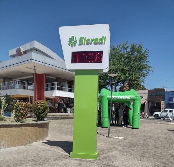 Sicredi inaugura relógio digital em Floriano