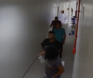Preso que tirou algemas e fugiu de fórum se apresenta à polícia