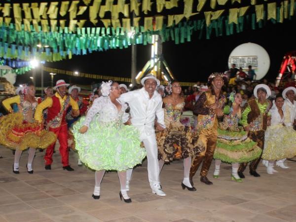 Grupos contagiam público na 1ª noite do Festival Clube de Quadrilhas