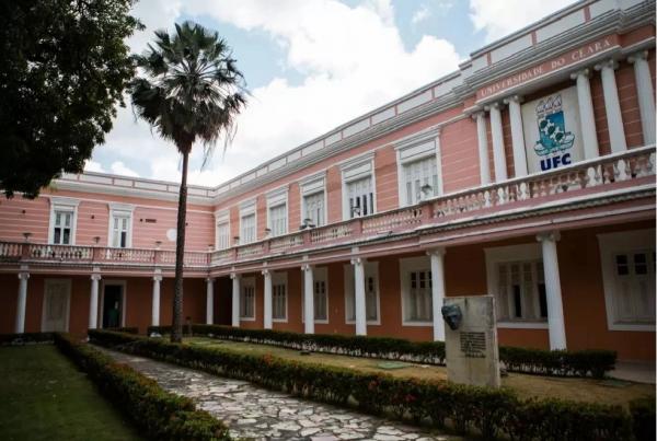 UFC lança edital de concurso para professor com salários de até R$ 9,6 mil