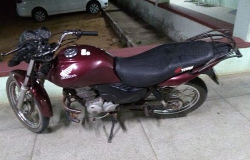 Polícia encontra moto que foi roubada em uma casa abandonada