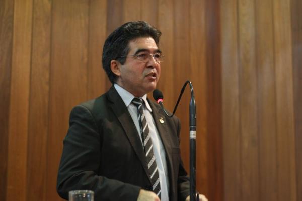 Líder do governo rebate críticas a hospitais
