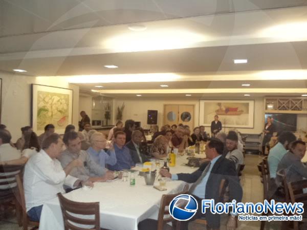 Luiz Gonzaga re&uacute;ne amigos em lan&ccedil;amento de livro em Floriano.(Imagem:FlorianoNews)
