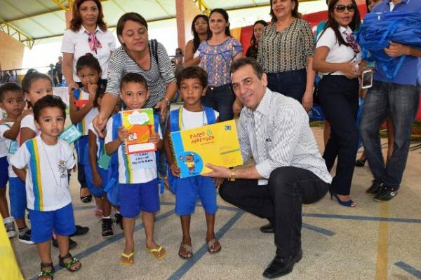 Prefeito Gilberto e Secret&aacute;ria de Educa&ccedil;&atilde;o entregam kit escolar para crian&ccedil;as da Educa&ccedil;&atilde;o Infantil(Imagem:Waldemir Miranda)
