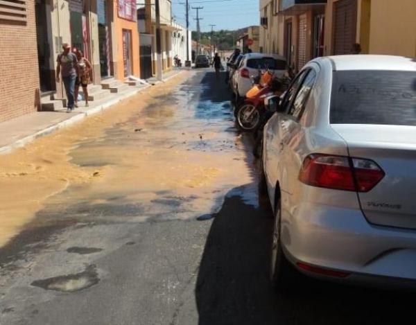 Rompimento de cano da Agespisa provoca nova falta de água em Floriano