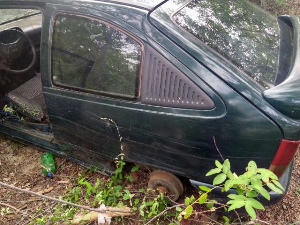 Força Tática localiza automóvel em estado de abandono na zona rural de Floriano