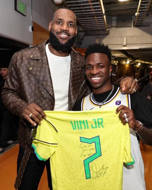 Vinicius Jr. d&aacute; uma camisa do Brasil autografada para LeBron James.(Imagem:Reprodu&ccedil;&atilde;o)