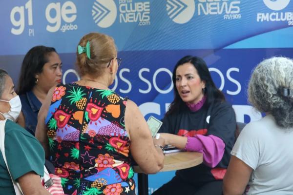 Mulheres fazem atendimento jur&iacute;dico durante a&ccedil;&atilde;o realizada pela TV Clube em Teresina(Imagem:Isabela Leal)