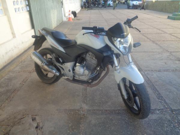 Jovem é flagrado praticando direção perigosa e tem moto apreendida em Floriano