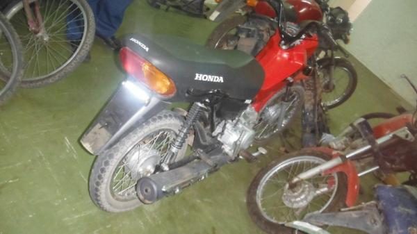 Moto roubada &eacute; recuperada pela Pol&iacute;cia Militar no bairro Alto da Guia.(Imagem:FlorianoNews)