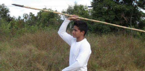 Atleta utiliza dardo de bambu feito pelo treinador nos exerc&iacute;cios.(Imagem:Daniel Cunha)