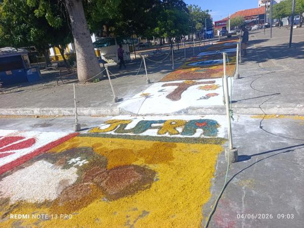 Jovens da Diocese de Floriano confeccionam tapetes de Corpus Christi em demonstração de fé e devoção(Imagem:FlorianoNews)