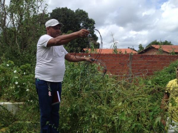 Tio da crian&ccedil;a mostra fios que ca&iacute;ram no cemit&eacute;rio ap&oacute;s uma forte chuva.(Imagem:Gil Oliveira/G1)