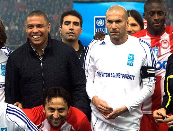 Ronaldo viaja, mas só olha Zidane e amigos no 'Jogo contra a Pobreza'
