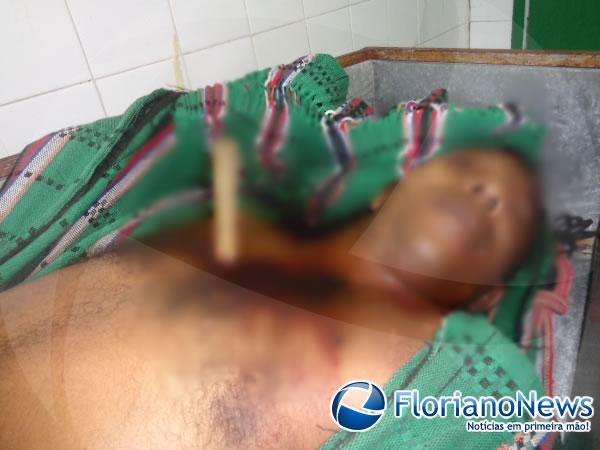 V&iacute;tima com faca cravada no peito.(Imagem:FlorianoNews)