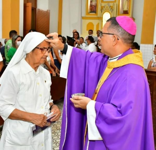Fi&eacute;is participam da Missa de Cinzas (Imagem:Reprodu&ccedil;&atilde;o)