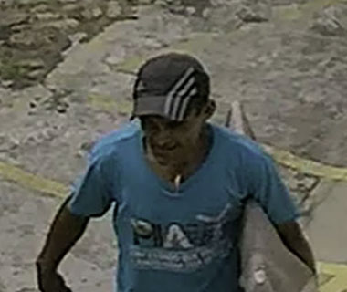Homem arromba casa e leva TV e notebook na manta do sofá
