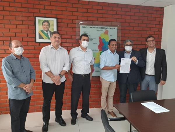 Sesapi assina contrato para ampliação do Hospital Regional de Floriano