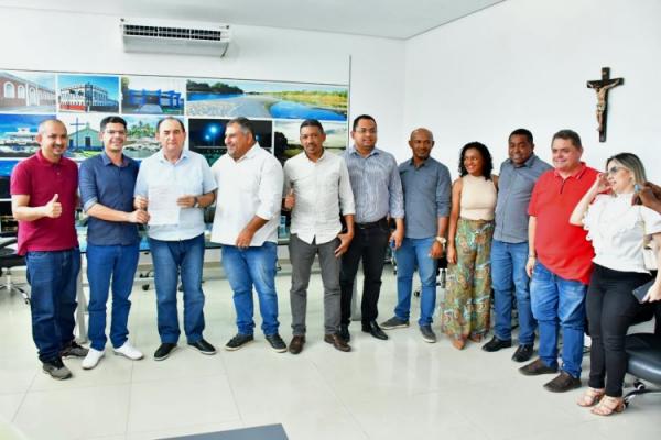 Prefeito Ant&ocirc;nio Reis assina duas ordens de servi&ccedil;o para obras nas &aacute;reas de sa&uacute;de e mobilidade urbana.(Imagem:Secom)