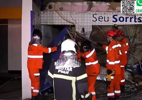 Árvore cai sobre clínica em Teresina e deixa cinco pessoas presas; Bombeiros realizam resgate