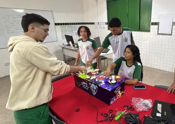 Reaproveitando computadores antigos, estudantes da rede estadual em Campo Maior criam videogame