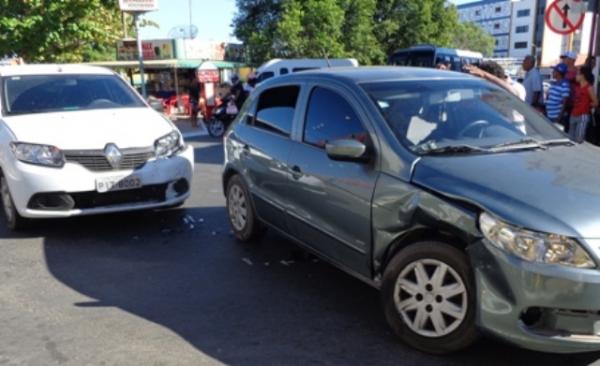 Colisão envolve dois veículos no Centro de Floriano