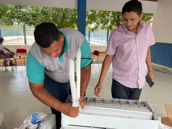 Prefeitura de Floriano instala aparelhos de ar-condicionado em escola da localidade Amolar(Imagem:Secom)