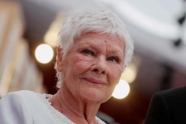 Judi Dench diz que "The Crown" usa "sensacionalismo bruto"