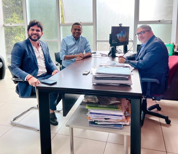 Dr. Francisco Costa discute sobre o cronograma para a entrega da obra de ampliação do HRTN