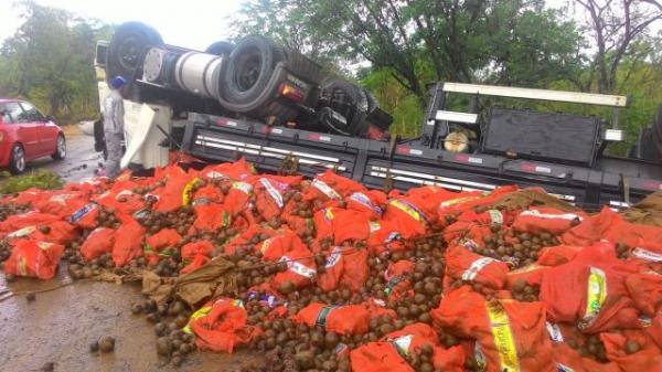 Carreta carregada com beterraba tomba na BR-343, zona rural de Floriano