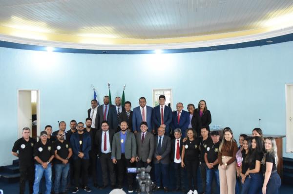  Solenidade marca entrega de m&oacute;veis planejados da C&acirc;mara Municipal de Floriano.(Imagem:CMF)