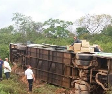 Ônibus da Transpiauí tomba na BR-135 ao desviar de carreta