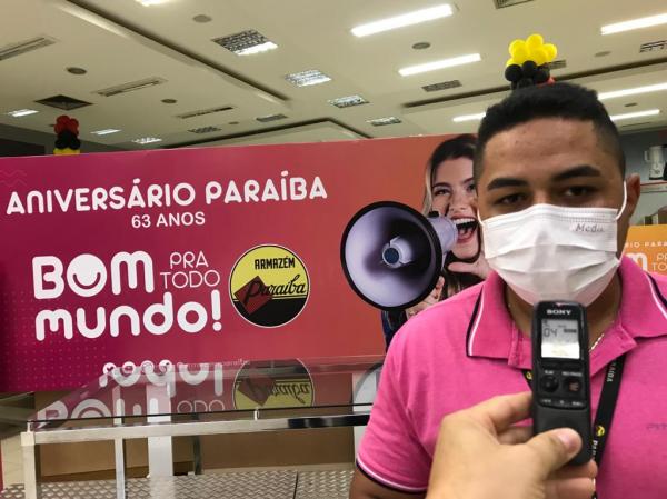 Jhoney, chefe do setor de cal&ccedil;ados do Aramaz&eacute;m Para&iacute;ba.(Imagem:FlorianoNews)