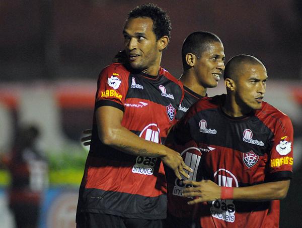 Vitória supera protestos, faz as pazes com a torcida e goleia o Americana
