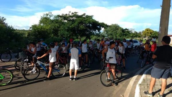 Alunos da Escola Pequeno Pr&iacute;ncipe participam de passeio cicl&iacute;stico.(Imagem:EPP)