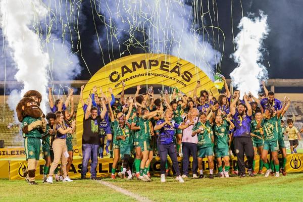 Rafael Fonteles entrega troféu de campeão brasileiro ao Atlético Piauiense e exalta legado do título