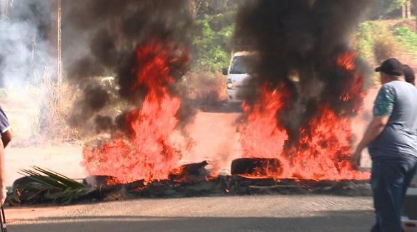 Moradores voltam a protestar na PI-112 e ateiam fogo em pneus pedindo fim de obra